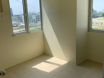 2BR Avida Towers One Union Place with 1 Parking Unit - FOR SALE