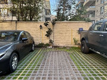 Se Vende Amplio Departamento 3 Dormitorios + 2 Estacionamientos. Providencia