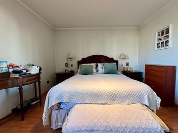 Se Vende Amplio Departamento 3 Dormitorios + 2 Estacionamientos. Providencia
