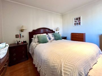 Se Vende Amplio Departamento 3 Dormitorios + 2 Estacionamientos. Providencia