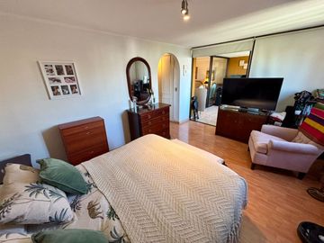 Se Vende Amplio Departamento 3 Dormitorios + 2 Estacionamientos. Providencia