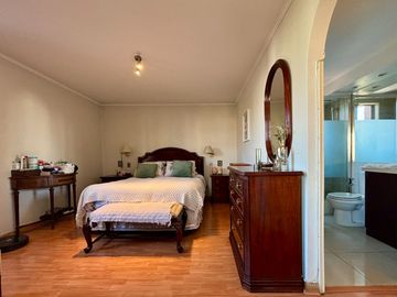 Se Vende Amplio Departamento 3 Dormitorios + 2 Estacionamientos. Providencia