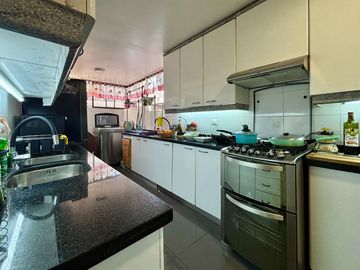 Se Vende Amplio Departamento 3 Dormitorios + 2 Estacionamientos. Providencia