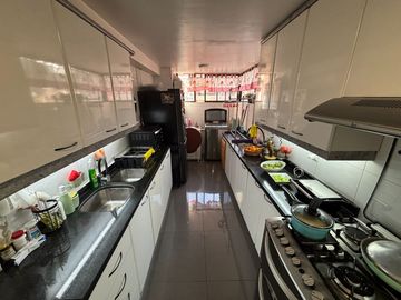 Se Vende Amplio Departamento 3 Dormitorios + 2 Estacionamientos. Providencia