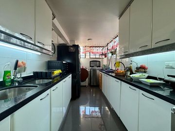 Se Vende Amplio Departamento 3 Dormitorios + 2 Estacionamientos. Providencia