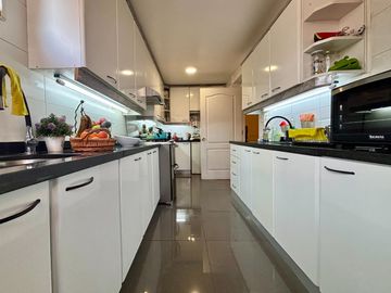 Se Vende Amplio Departamento 3 Dormitorios + 2 Estacionamientos. Providencia