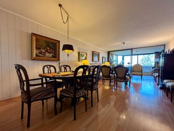Se Vende Amplio Departamento 3 Dormitorios + 2 Estacionamientos. Providencia