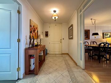 Se Vende Amplio Departamento 3 Dormitorios + 2 Estacionamientos. Providencia