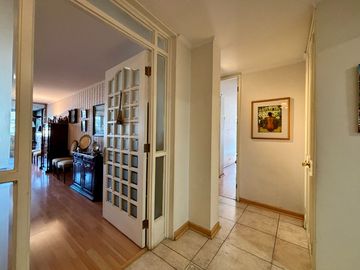 Se Vende Amplio Departamento 3 Dormitorios + 2 Estacionamientos. Providencia