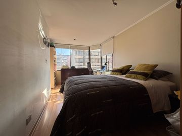 Se Vende Amplio Departamento 3 Dormitorios + 2 Estacionamientos. Providencia