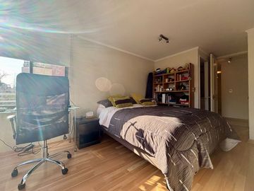 Se Vende Amplio Departamento 3 Dormitorios + 2 Estacionamientos. Providencia