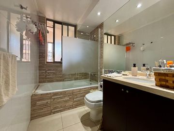 Se Vende Amplio Departamento 3 Dormitorios + 2 Estacionamientos. Providencia
