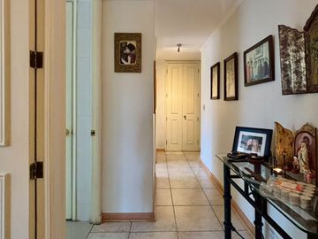 Se Vende Amplio Departamento 3 Dormitorios + 2 Estacionamientos. Providencia