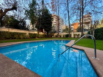 Se Vende Amplio Departamento 3 Dormitorios + 2 Estacionamientos. Providencia
