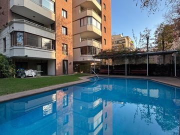 Se Vende Amplio Departamento 3 Dormitorios + 2 Estacionamientos. Providencia