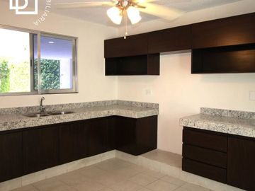 Venta de casa de 2 pisos con 4 recamaras en zona norte de Mérida dentro de la Ciudad