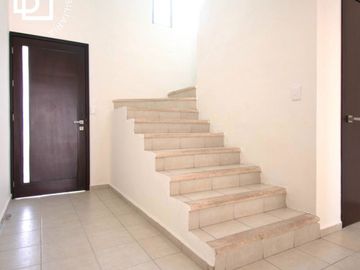 Venta de casa de 2 pisos con 4 recamaras en zona norte de Mérida dentro de la Ciudad