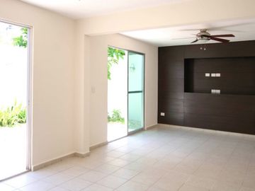 Venta de casa de 2 pisos con 4 recamaras en zona norte de Mérida dentro de la Ciudad