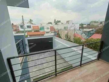 RENTA CASA MODERNA EN PEDREGAL DE LAS FUENTES