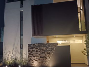🔴En Venta🔴 🏠🏠Casa estilo minimalista, ubicada en Fraccionamiento “Los Frailes” cerca de hospitales y escuelas (Universidad del Futbol, La Salle, I