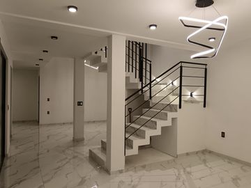 🔴En Venta🔴 🏠🏠Casa estilo minimalista, ubicada en Fraccionamiento “Los Frailes” cerca de hospitales y escuelas (Universidad del Futbol, La Salle, I