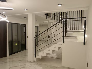 🔴En Venta🔴 🏠🏠Casa estilo minimalista, ubicada en Fraccionamiento “Los Frailes” cerca de hospitales y escuelas (Universidad del Futbol, La Salle, I