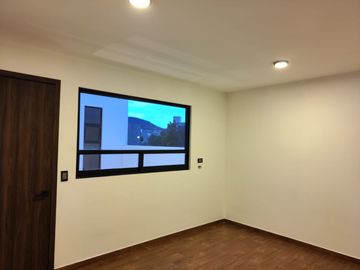 🔴En Venta🔴 🏠🏠Casa estilo minimalista, ubicada en Fraccionamiento “Los Frailes” cerca de hospitales y escuelas (Universidad del Futbol, La Salle, I