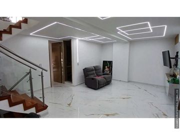 VENDO CASA EN LA HACIENDA DE 3 PISO