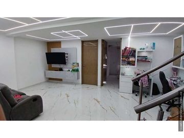 VENDO CASA EN LA HACIENDA DE 3 PISO
