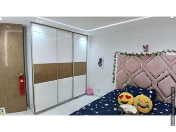 VENDO CASA EN LA HACIENDA DE 3 PISO