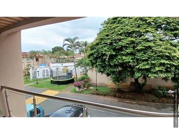 VENDO CASA EN LA HACIENDA DE 3 PISO