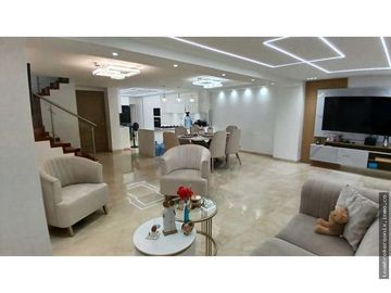 VENDO CASA EN LA HACIENDA DE 3 PISO