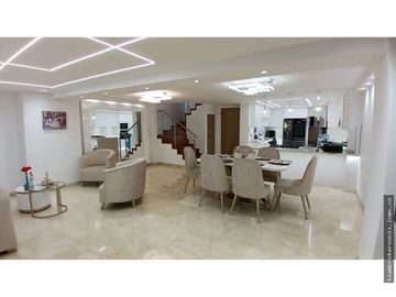 VENDO CASA EN LA HACIENDA DE 3 PISO