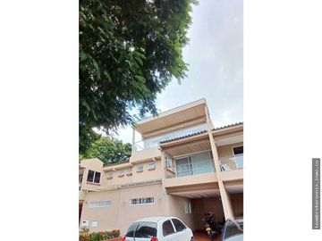 VENDO CASA EN LA HACIENDA DE 3 PISO