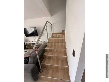 VENDO CASA EN LA HACIENDA DE TERCER PISO