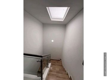 VENDO CASA EN LA HACIENDA DE TERCER PISO