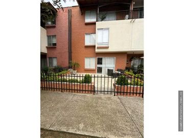 VENDO CASA EN LA HACIENDA DE TERCER PISO