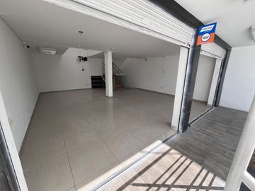 VENTA EDIFICIO COMERCIAL CON UN LOCAL Y 5OFICINAS, Av. 6 de Diciembre y De Las Hortencias, Área: 330 M², $350.000 dólares