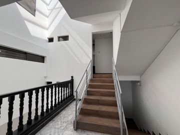 VENTA EDIFICIO COMERCIAL CON UN LOCAL Y 5OFICINAS, Av. 6 de Diciembre y De Las Hortencias, Área: 330 M², $350.000 dólares