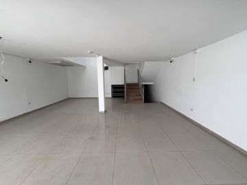 VENTA EDIFICIO COMERCIAL CON UN LOCAL Y 5OFICINAS, Av. 6 de Diciembre y De Las Hortencias, Área: 330 M², $350.000 dólares