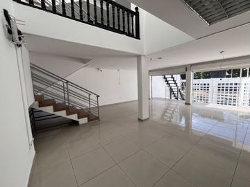 VENTA EDIFICIO COMERCIAL CON UN LOCAL Y 5OFICINAS, Av. 6 de Diciembre y De Las Hortencias, Área: 330 M², $350.000 dólares