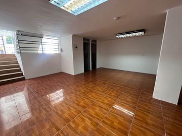 VENTA EDIFICIO COMERCIAL CON UN LOCAL Y 5OFICINAS, Av. 6 de Diciembre y De Las Hortencias, Área: 330 M², $350.000 dólares
