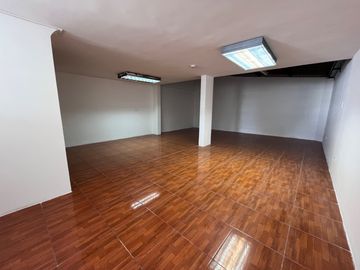 VENTA EDIFICIO COMERCIAL CON UN LOCAL Y 5OFICINAS, Av. 6 de Diciembre y De Las Hortencias, Área: 330 M², $350.000 dólares