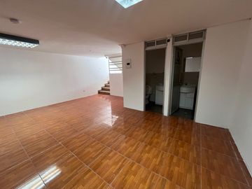 VENTA EDIFICIO COMERCIAL CON UN LOCAL Y 5OFICINAS, Av. 6 de Diciembre y De Las Hortencias, Área: 330 M², $350.000 dólares