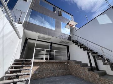VENTA EDIFICIO COMERCIAL CON UN LOCAL Y 5OFICINAS, Av. 6 de Diciembre y De Las Hortencias, Área: 330 M², $350.000 dólares
