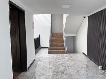VENTA EDIFICIO COMERCIAL CON UN LOCAL Y 5OFICINAS, Av. 6 de Diciembre y De Las Hortencias, Área: 330 M², $350.000 dólares