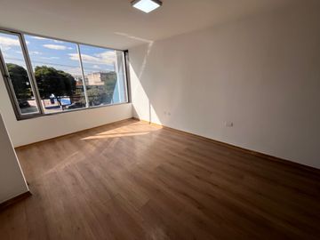 VENTA EDIFICIO COMERCIAL CON UN LOCAL Y 5OFICINAS, Av. 6 de Diciembre y De Las Hortencias, Área: 330 M², $350.000 dólares