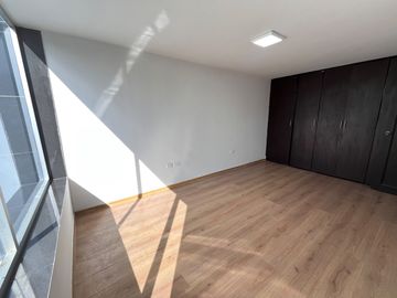 VENTA EDIFICIO COMERCIAL CON UN LOCAL Y 5OFICINAS, Av. 6 de Diciembre y De Las Hortencias, Área: 330 M², $350.000 dólares