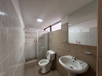 VENTA EDIFICIO COMERCIAL CON UN LOCAL Y 5OFICINAS, Av. 6 de Diciembre y De Las Hortencias, Área: 330 M², $350.000 dólares