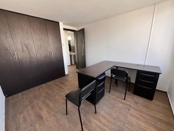 VENTA EDIFICIO COMERCIAL CON UN LOCAL Y 5OFICINAS, Av. 6 de Diciembre y De Las Hortencias, Área: 330 M², $350.000 dólares